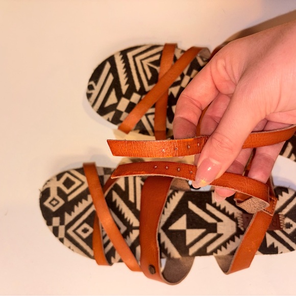 Roxy Aztec Print Strappy Sandals - Brown Faux Leather - Approx. Size 7.5 - Picture 5 of 7